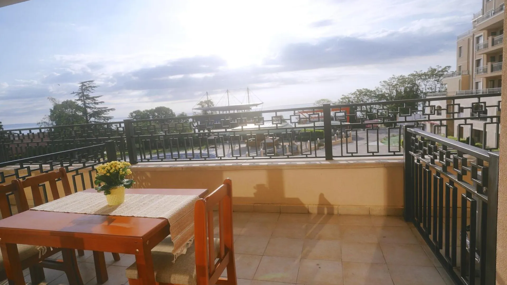 Golden Sands-Beachfront Apartment Of Your Dreams